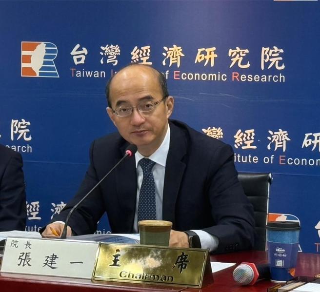 台湾经济研究院长张建一25日表示，国际市场争抢资通讯业急单，支持台湾的民间投资与消费，力抗川普关税的威胁。图／台经院