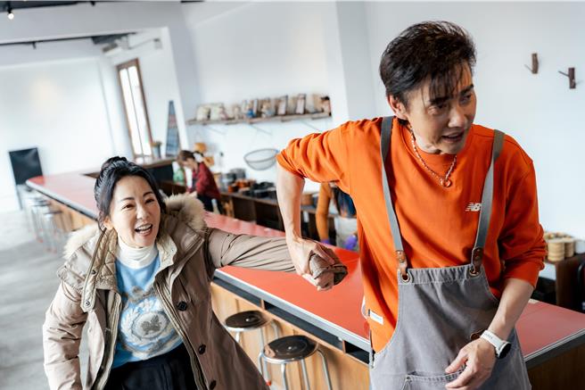 况明洁（左）担任小帮手，右为店长包伟铭。（好看娱乐提供）