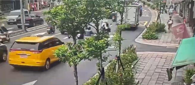 北市中正桥公车站传出有男子靠近女生闻髮香的骚扰事件。（翻摄照片／林郁平台北传真）