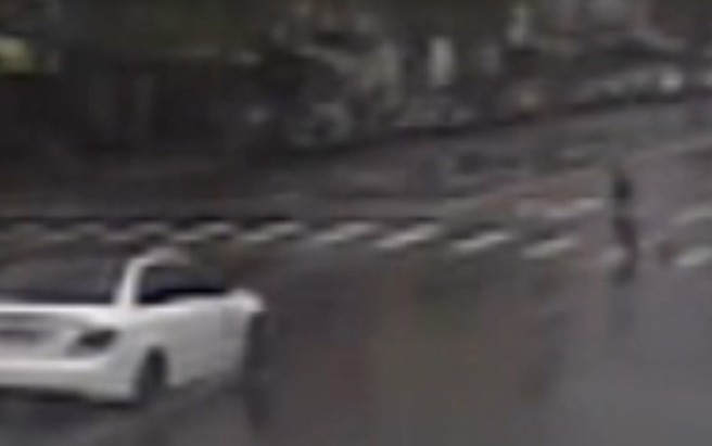 婦人快速衝過斑馬線，卻賓士車高速撞飛當場身亡。(翻攝自記者爆料網)