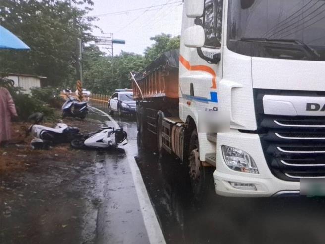 桃园市平镇区南平路二段25日8时42分许，发生1起死亡车祸。(翻摄照片)