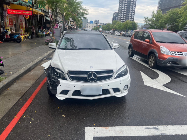 婦人快衝斑馬線，遭賓士車高速撞飛當場身亡 ，前擋風玻璃撞出大洞。(民眾提供)