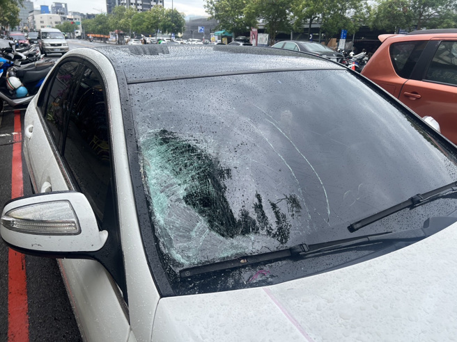 婦人快衝斑馬線，遭賓士車高速撞飛當場身亡 ，前擋風玻璃撞出大洞。(民眾提供)