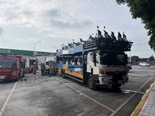 国道1号南下西螺服务区昨（24）日下午发生一起惊险连环车祸。（图警方提供／简铭柱翻摄）