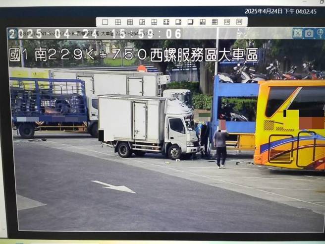 国道1号南下西螺服务区昨（24）日下午发生一起惊险连环车祸。（图警方提供／简铭柱翻摄）