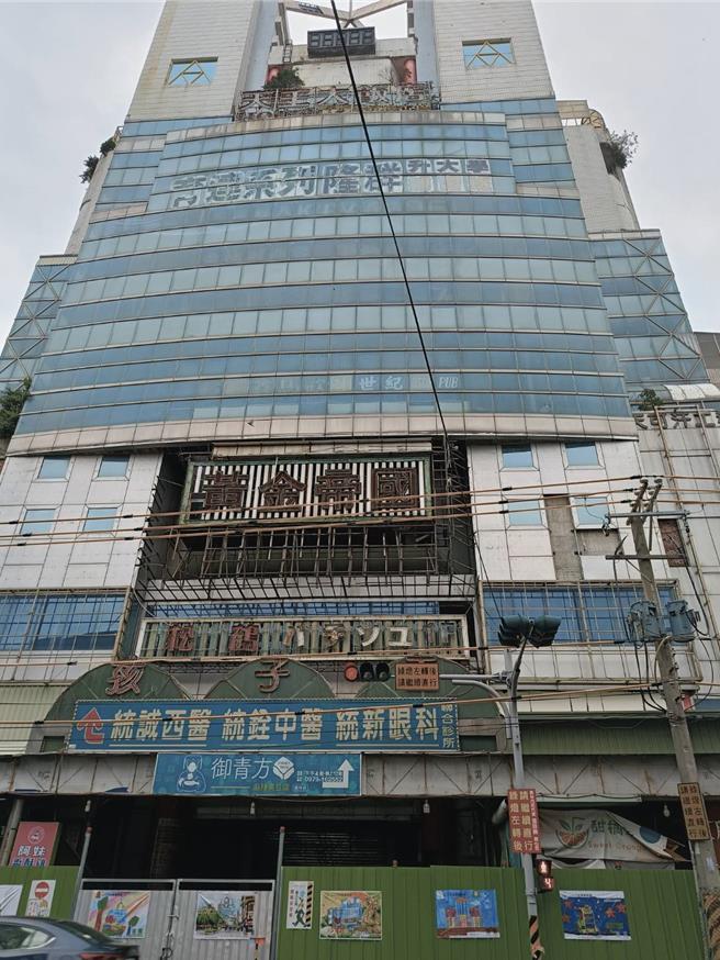 黄金帝国在921大地震后被列为危楼。（叶静美摄）