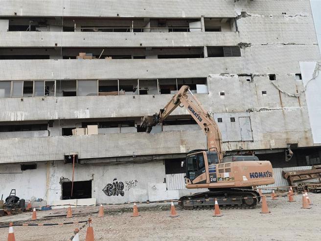 黄金帝国拆除工程正式展开，预计明年5月完工。（叶静美摄）