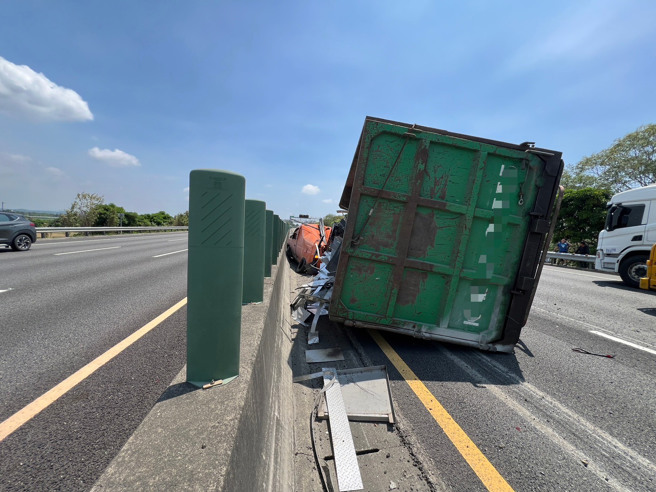 一輛自用大貨車行經338.9公里處時，左前輪突然「砰」一聲爆胎，當場失控衝撞中線車道的自小客車，兩車如同保齡球般猛烈掃向內側護欄，現場零件噴飛、車體扭曲變形，驚悚畫面曝光後令人捏把冷汗。（圖警方提供／簡銘柱翻攝）