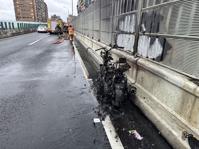 新北市中和區台64線快速道路今（25日）上午驚傳火燒車意外。（圖警方提供／簡銘柱翻攝）