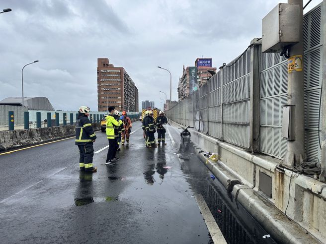 新北市中和區台64線快速道路今（25日）上午驚傳火燒車意外。（圖警方提供／簡銘柱翻攝）