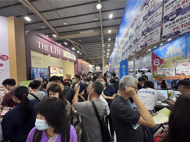 春夏旅遊旺季到來，2025 ATTA台中國際旅展25日至28日在烏日國際展覽館登場，匯集逾百家觀光旅遊業者參展，規畫8大主題展區，首日湧入大批人潮搶好康。（潘虹恩攝）