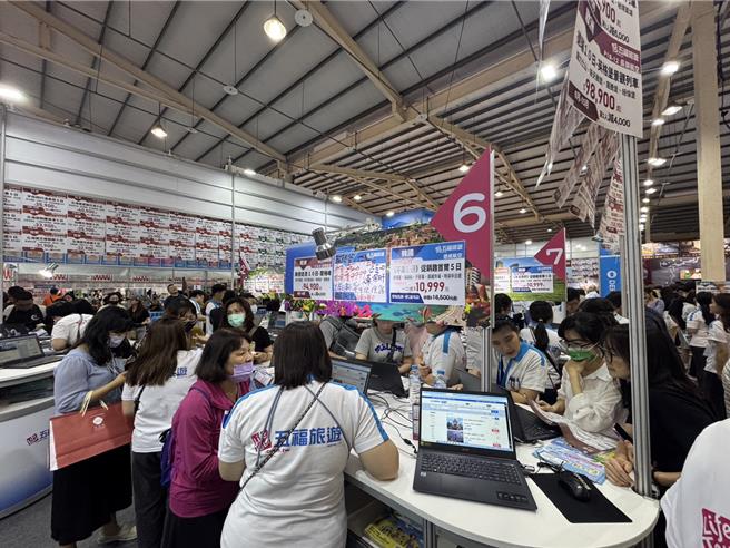 春夏旅遊旺季到來，2025 ATTA台中國際旅展25日至28日在烏日國際展覽館登場，匯集逾百家觀光旅遊業者參展，規畫8大主題展區，首日湧入大批人潮搶好康。（潘虹恩攝）