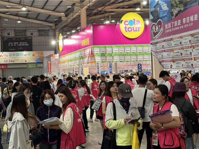 春夏旅遊旺季到來，2025 ATTA台中國際旅展25日至28日在烏日國際展覽館登場，匯集逾百家觀光旅遊業者參展，規畫8大主題展區，首日湧入大批人潮搶好康。（潘虹恩攝）