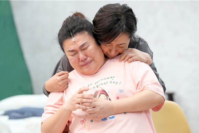 林美秀（左起）在《人间条件四》和黄韵玲饰演姊妹。（绿光剧团提供，张大鲁摄影）