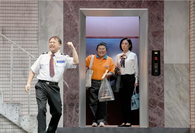 《人间条件四》导演吴念真表示有了演员黄韵玲（右起）、林美秀、陈希圣的模样，才开始创作故事和情节。（绿光剧团提供，张大鲁摄影）