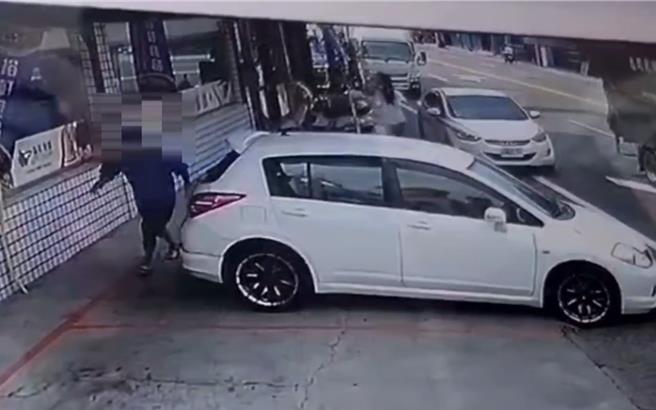 屏东陈姓男子潜入车内行窃失风后，竟挟持车主「快开车」，最后徒步逃逸不到5小时即遭逮。（警方提供／谢佳潾屏东传真）