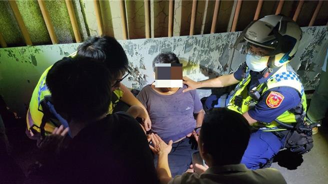 屏东陈姓男子潜入车内行窃失风后，竟挟持车主「快开车」，最后徒步逃逸不到5小时即遭逮。（警方提供／谢佳潾屏东传真）