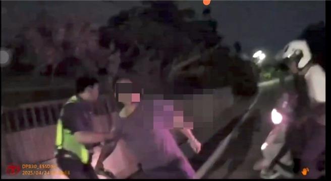 屏东陈姓男子潜入车内行窃失风后，竟挟持车主「快开车」，最后徒步逃逸不到5小时即遭逮。（警方提供／谢佳潾屏东传真）