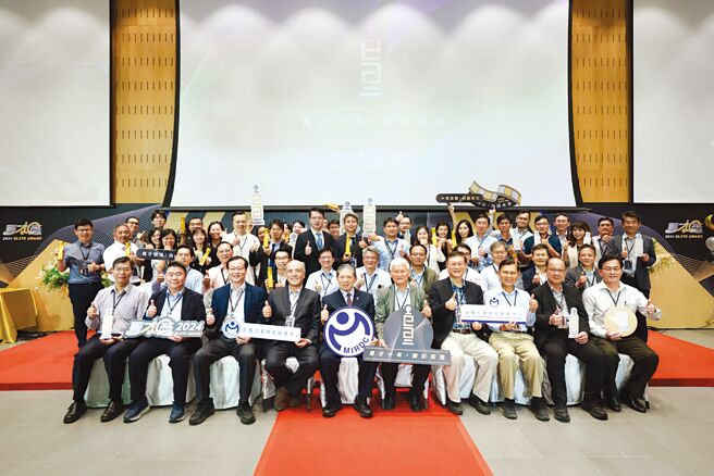 个人奖主审台湾车辆移动研发联盟苏评挥顾问（前排左四起）、台大电机罗仁权特聘教授、金属中心林仁益董事长、团体奖主审电电公会杜紫军会策顾问、中鸿钢铁公司陈玉松荣誉顾问，与金属中心「2024菁才奖」得奖者合影。图／业者提供