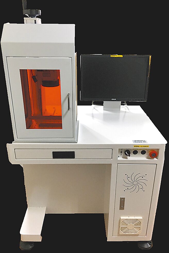 亦勵展出全新彩雕3D雷射加工設備。圖／亦勵提供