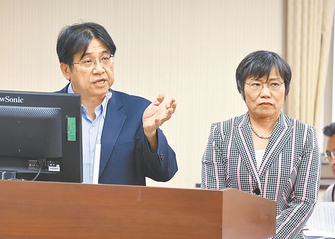 内政部长刘世芳（右）反对租金实价登录。（姚志平摄）