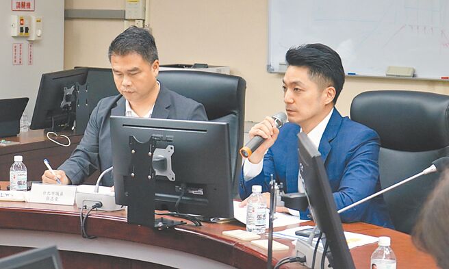 台北市长蒋万安（右）24日向北市议会民眾党团报告议案。（丁上程摄）