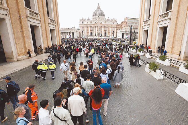 教宗方济各移灵圣伯多禄大教堂，数以千计的信徒为瞻仰遗容大排长龙。（路透）