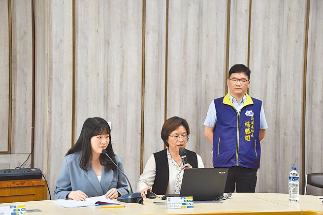 彰化縣大專青年學生公部門暑期工讀24日進行線上抽籤，由縣長王惠美（中）主持，在政風人員及各用人單位共同監督下，全程直播抽出正取153人、備取129人。（葉靜美攝）