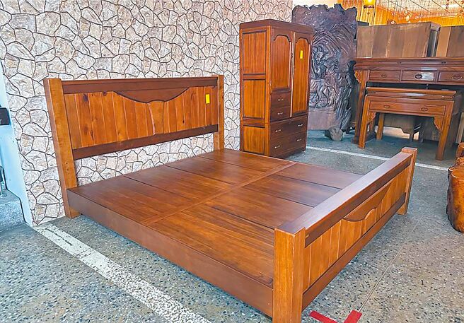 台南市环保局26日上午于藏金阁举办拍卖日活动，推出实木翻新床具让市民投标。（南市环保局提供／郭良杰台南传真）