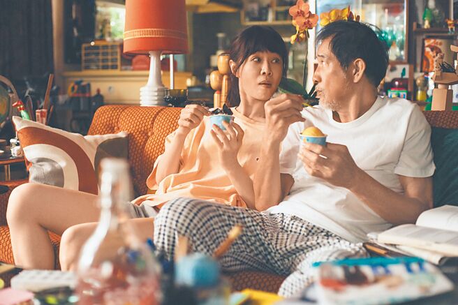 謝盈萱（左）在影集《忘了我記得》飾演秦漢的女兒程樂樂。（Netflix提供）