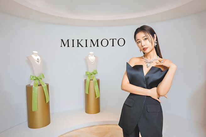 林心如出席MIKIMOTO《The Bows》珠寶展，順道挑選母親節禮物。（MIKIMOTO提供）