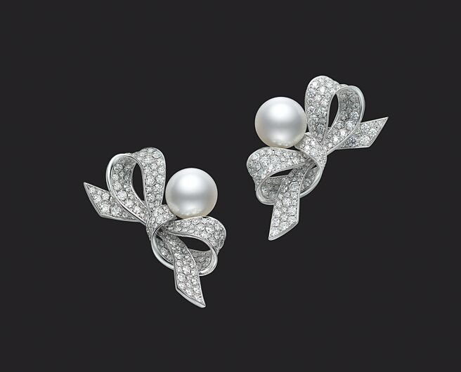 MIKIMOTO《The Bows》頂級珠寶系列南洋珍珠耳環。（MIKIMOTO提供）