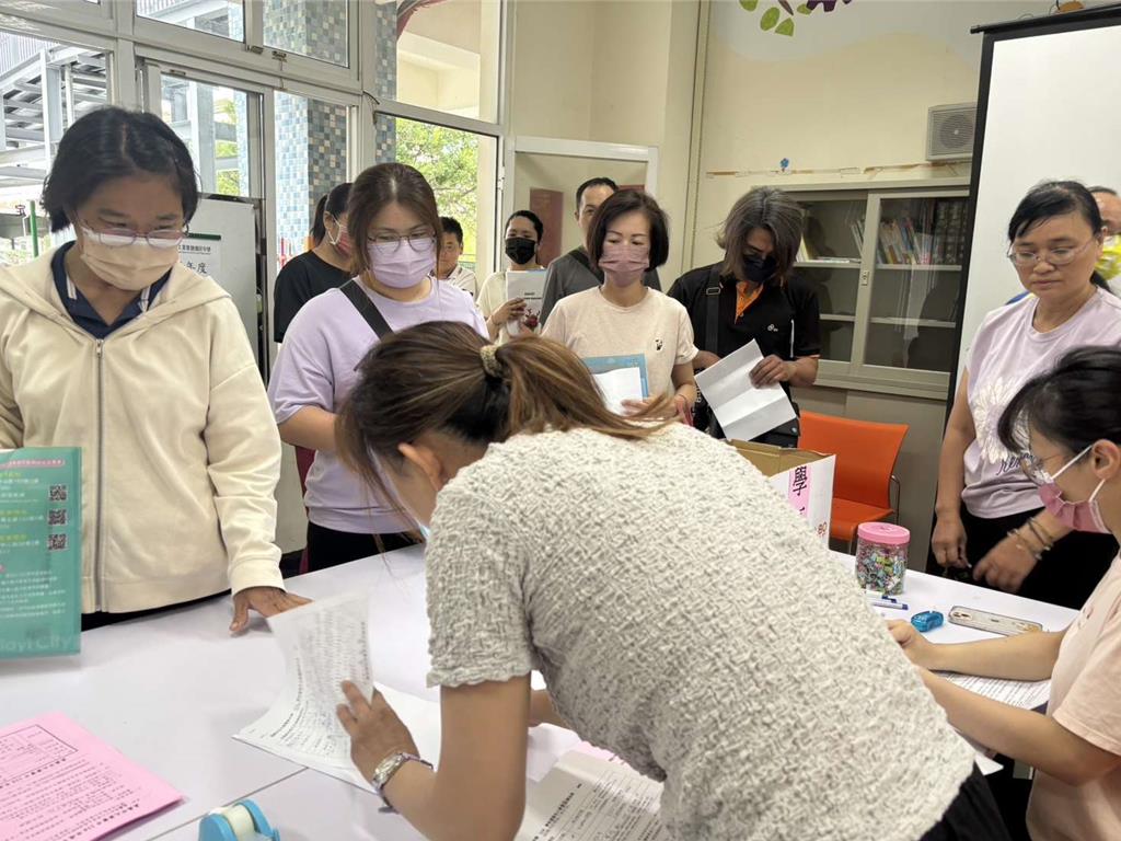 25日、26日114學年度新生登記報名,早早就有家長來排隊。(大業實中提供/呂妍庭嘉義傳真)