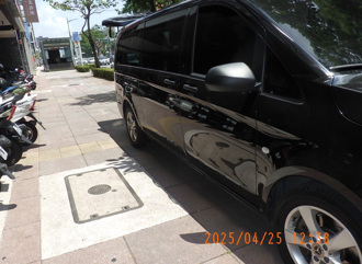 上樓「領大體」接體車停人行道遭拖吊 他嘆缺業績嗎 2派人戰翻