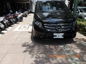 接體車違停人行道被拖吊引論戰 警曝「8大種車輛」才不受限