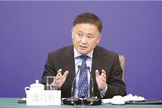 潘功胜批美滥施关税威胁全球金融  对新兴市场构成严峻挑战