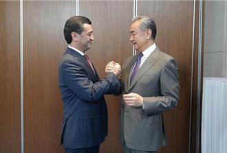 王毅會見烏茲別克外長   促陸吉烏鐵路早日通車