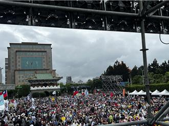 藍白426戰獨裁中午已座無虛席  人潮滿至景福門外車道