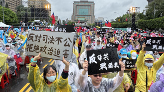 細雨澆不滅熱情！支持者高舉「罷免綠色不戰爭」喊宜蘭、台東來了