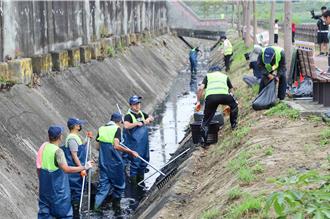 嘉義縣清溝防淹水 民雄鄉村民走進水溝清垃圾、挖爛泥