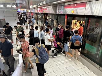 高雄捷運「怪男尾隨」差點跟進女廁！ 正妹害怕PO文求救