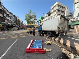 高雄前鎮小貨車自撞分隔島  光華夜市招牌遭撞斷
