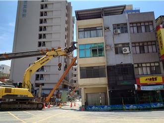 建案施工挖倒7透天 住户痛批：建商跳票2年喊「没钱」