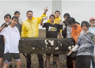 風雨也澆不熄熱情 桃園副市長偕千人草漯沙丘淨灘