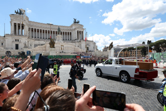 影》40萬人送別 教宗方濟各長眠羅馬「聖母大殿」