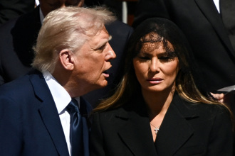 悼念教宗方济各 梅兰妮亚55岁生日现身梵蒂冈