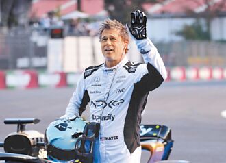 阿湯哥極地驚魂 高空攀爬機翼