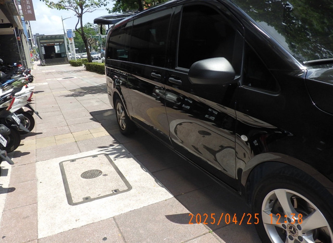 司机上楼接大体，因接体车违停在人行道上遭拖吊，但警方表示该车无特别标示，无法辨别为接体车，因此才会拖吊移置。（萧宥彤翻摄）