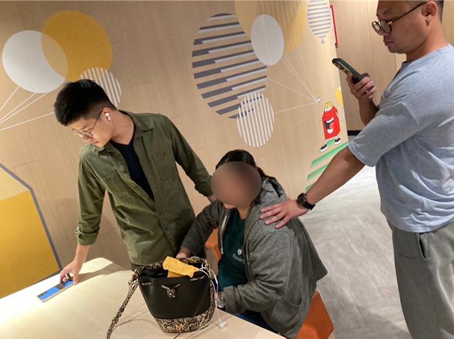 大溪警方组成专案小组前往埋伏，当场查获面交女车手。（大溪警分局提供）