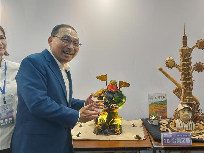 新北市长侯友宜（左）对于现场展示的「关公造型艺术麵包」情有独锺。（张铠乙摄）